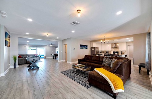 Lake Magdalene House | Sleeps 15/Private Beach & Heated pool/mins to Tampa/Bush Gardens/Buccs/Zoo