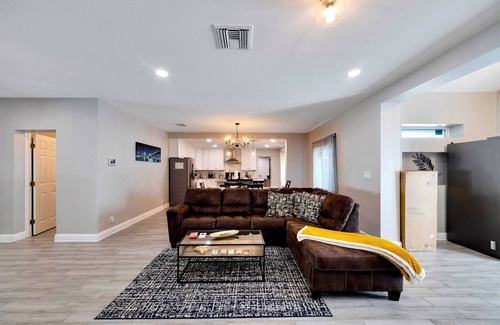 Lake Magdalene House | Sleeps 15/Private Beach & Heated pool/mins to Tampa/Bush Gardens/Buccs/Zoo