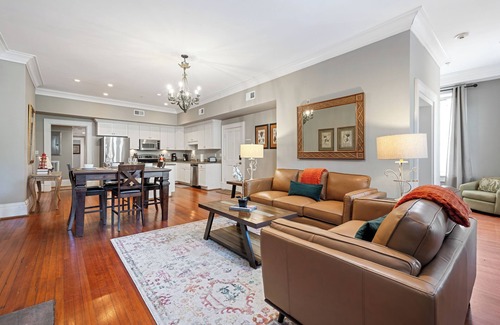 Historic District - North House | Sleeps 16! Walk to Broughton and River Street!