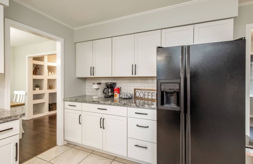 High Point House | Sleeps 17;2 mins from HPU; Hot Tub; Great for FurnitureMarket