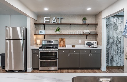 Kidron House | Sleeps 23, 10 Bedrooms, Indoor pickleball, Amish Country