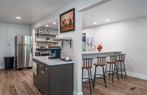 Kidron House | Sleeps 23, 10 Bedrooms, Indoor pickleball, Amish Country