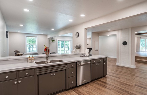 Kidron House | Sleeps 23, 10 Bedrooms, Indoor pickleball, Amish Country