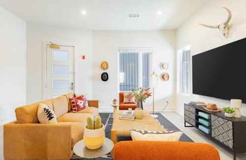 Five Points House | Sleeps 24 2 Units Near DT Nashville Outrider by AvantStay