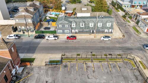 Tulane - Gravier Hotel | Sleeps 24-spacious Suites Near Fq W Pool