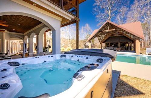 McDonald House | Sleeps 29 Pool Tiki Bar Gym Hot Tub Dogs Welcome