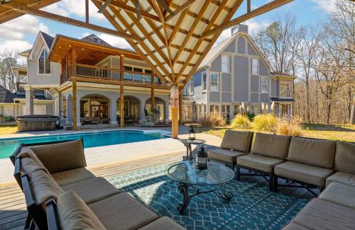 McDonald House | Sleeps 29 Pool Tiki Bar Gym Hot Tub Dogs Welcome