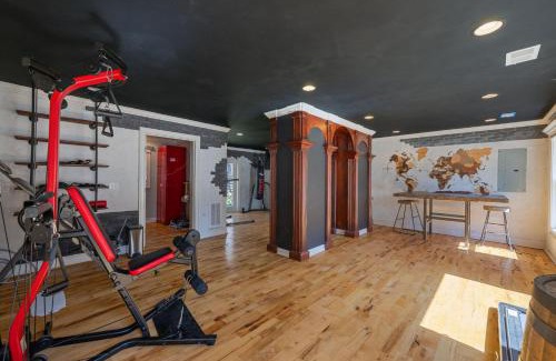 McDonald House | Sleeps 29 Pool Tiki Bar Gym Hot Tub Dogs Welcome