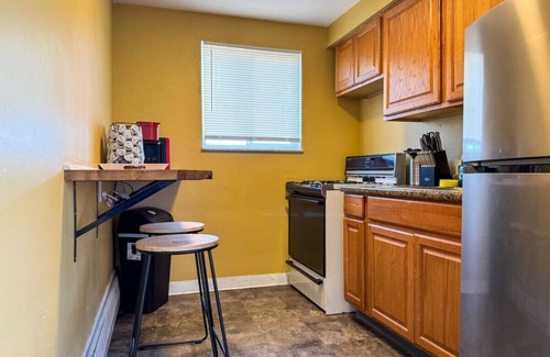 Mount Oliver Apartment | Sleeps 4! 1 Bedroom, 2 Beds w/Parking + WIFI