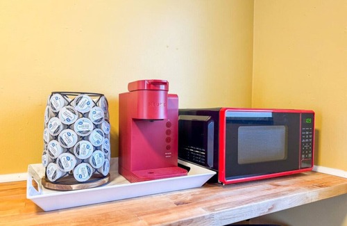 Mount Oliver Apartment | Sleeps 4! 1 Bedroom, 2 Beds w/Parking + WIFI