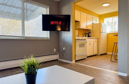 Mount Oliver Apartment | Sleeps 4! 1 Bedroom, 3 Beds w/Parking + WIFI