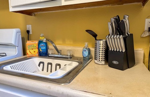 Mount Oliver Apartment | Sleeps 4! 1 Bedroom, 3 Beds w/Parking + WIFI