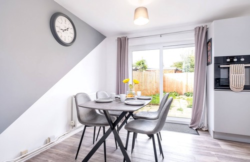 Peterborough House | Sleeps 5 - Perfect for Contractors & Professionals
