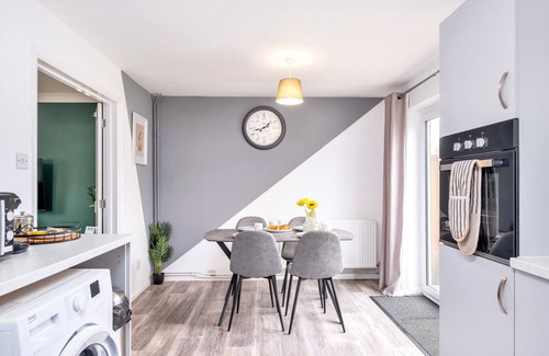 Peterborough House | Sleeps 5 - Perfect for Contractors & Professionals
