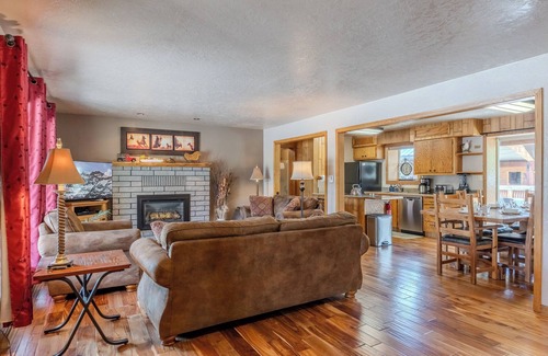 West Yellowstone House | Sleeps 7, In Town, 5 blocks to Yellowstone with A/C and WiFi