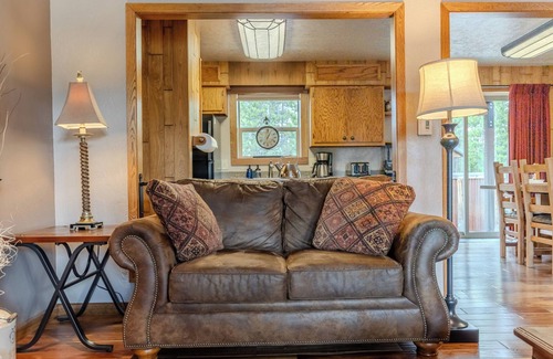 West Yellowstone House | Sleeps 7, In Town, 5 blocks to Yellowstone with A/C and WiFi