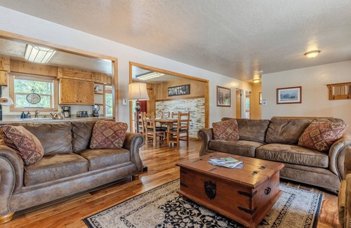 West Yellowstone House | Sleeps 7, In Town, 5 blocks to Yellowstone with A/C and WiFi