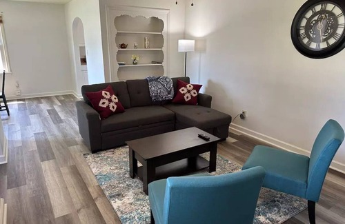 Boardman House | Sleeps 8, YSU, Fairgrounds, Wi-Fi, EV1 charging, Remote worker, Crib, Pets