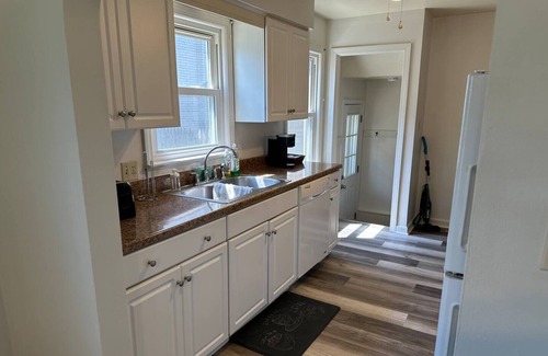 Boardman House | Sleeps 8, YSU, Fairgrounds, Wi-Fi, EV1 charging, Remote worker, Crib, Pets