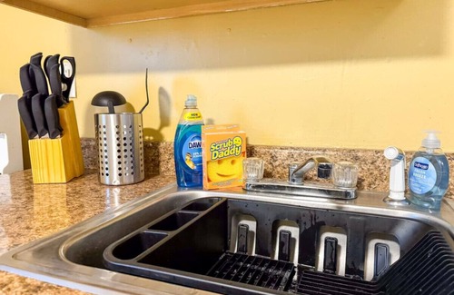 Mount Oliver Apartment | Sleeps 9! 2 Bedrooms 6 Beds + Parking & WIFI