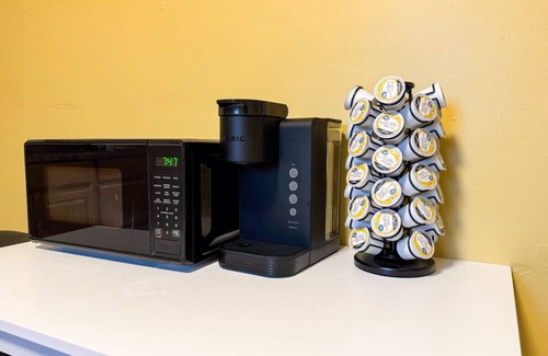 Mount Oliver Apartment | Sleeps 9! 2 Bedrooms 6 Beds + Parking & WIFI