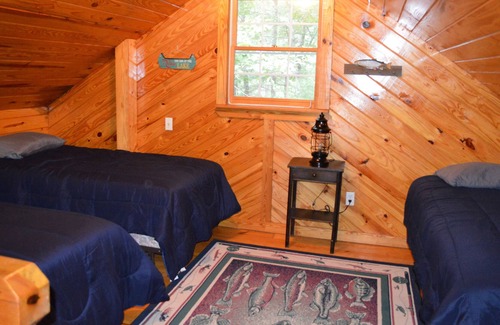 Unaka Cabin | Sleeps Up to 10 Guests, Stay Right On the Lake!