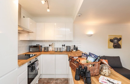 Denton Cottage | SLEEPY HOLLOW, pet friendly, with a garden in Dover