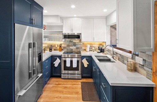 Big Bear Lake Condo | Slopeside at Bear Mountain By Destination Big Bear:Ski In Ski Out Patio w/FIRE PIT! Community PickleBall/Tennis/Basketball Courts + HOT TUB! Walk to Bear Mountain Resort, Golf Course & National Forest Trails!
