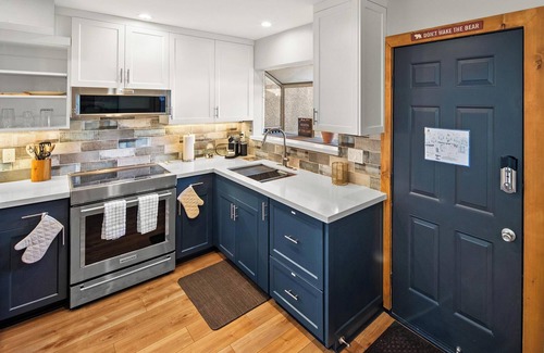 Big Bear Lake Condo | Slopeside at Bear Mountain By Destination Big Bear:Ski In Ski Out Patio w/FIRE PIT! Community PickleBall/Tennis/Basketball Courts + HOT TUB! Walk to Bear Mountain Resort, Golf Course & National Forest Trails!
