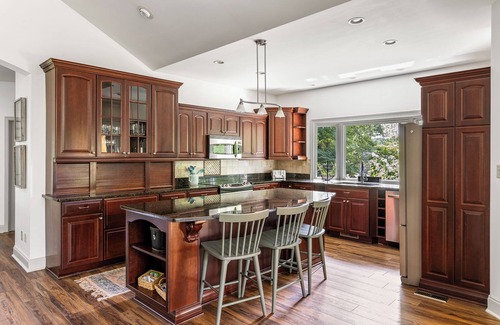 Saxony Forest House | Slow down at Idle Cove on Lake Keowee. Private Dock and only 25 min to Clemson!