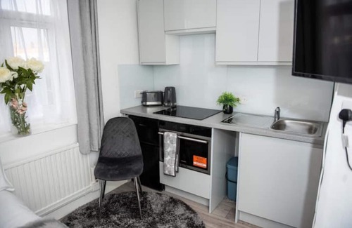 Kensal Green Apartment | Small But Cozy Studio, Great Tube Connection