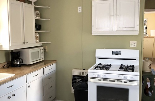 Jayess Apartment | Small Treehouse out in the country