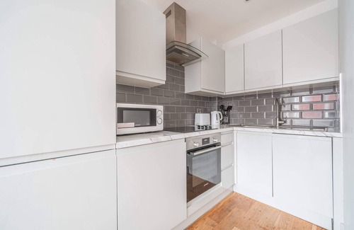 Eastleigh Apartment | Smart 1 Bed Apartment in Eastleigh Town Centre
