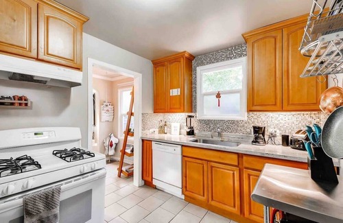 Southeastern Sacramento House | Smart, Eclectic ART HOUSE near the beat.