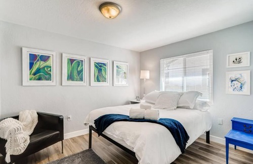 Southeastern Sacramento House | Smart Eclectic ART HOUSE near UC Davis Med Center