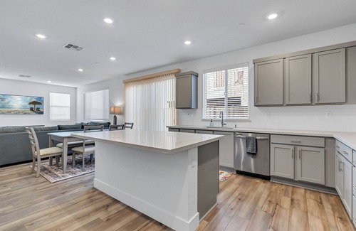 Peters House | Smart Fridge, King Bed, Massage Chair & EV Charger