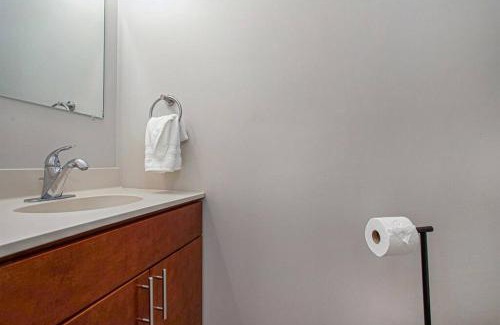 Berrien Springs House | Smitten in da Mitten - 18 acres, Arcades, High Spd Web, Hot Tub, Pond!