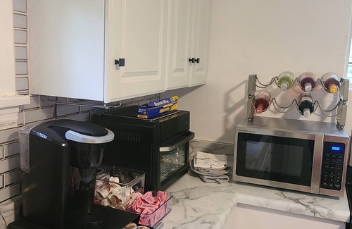 University City House | Smoke Free!The Rock House Bnb, StL. Centrally Located + Park. 8 person Max!