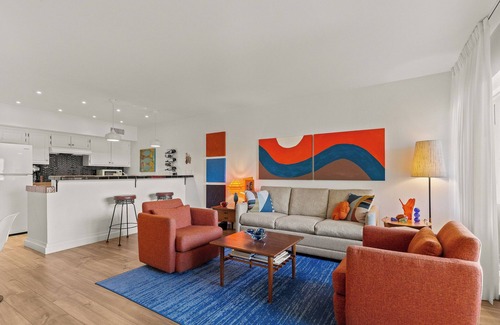 Twin Palms Condo | Smoketree Original: Contemporary Condo Next to Smoke Tree Shopping Center