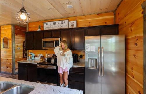 Sevierville House | Smoky Mtn Cabin New Deck Bunks Hot Tub Game Room