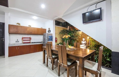 Legian City-Centre Villa | SMV . 7-BR · ❤️7BR Pool Prime Area Walk to Beach N Shops Legian