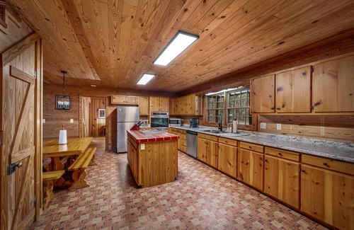 Fort Payne Cabin | Snail’s Pace South-6br/3.5 bath