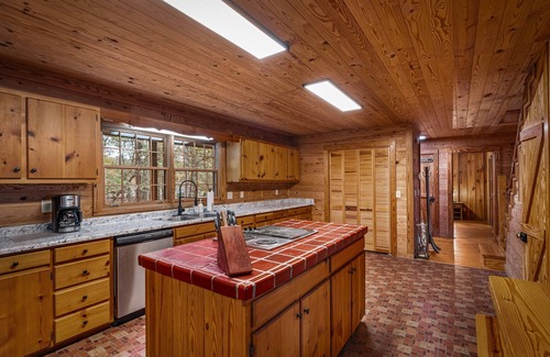 Fort Payne Cabin | Snail’s Pace South-6br/3.5 bath