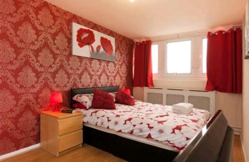 Nottingham City Centre Apartment | "Snooze Central" - City Centre Apartments above Victoria Centre Shopping Centre with full Kitchen in Milton Street - up to 4 Beds - most Central Location next to the Hilton Hotel - Outdoor Parking for Cars or Vans five pounds a day - Sunday 1pm Check-Out