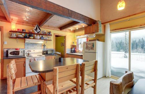 Snoqualmie Pass House | Snoqualmie Pass Cabin with Deck Walk to Ski Lift