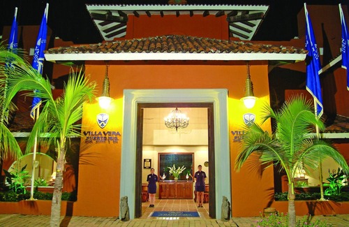 Almacen Resort | Snorkelers, Scuba divers, swimmers love this pristine aquatic playground!