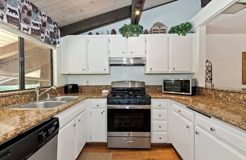 Big Bear Lake Cabin | Snow Summit Ridge : Steps to Snow Summit! Pet Friendly! Community Pool! Cable TV! Deck! Patio!