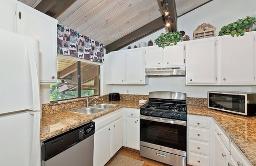 Big Bear Lake Cabin | Snow Summit Ridge : Steps to Snow Summit! Pet Friendly! Community Pool! Cable TV! Deck! Patio!