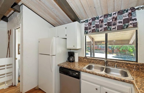 Big Bear Lake Cabin | Snow Summit Ridge : Steps to Snow Summit! Pet Friendly! Community Pool! Cable TV! Deck! Patio!