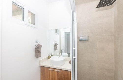 Antoneys Cay Apartment | Snowbird Family Friendly Ready Stay in West End